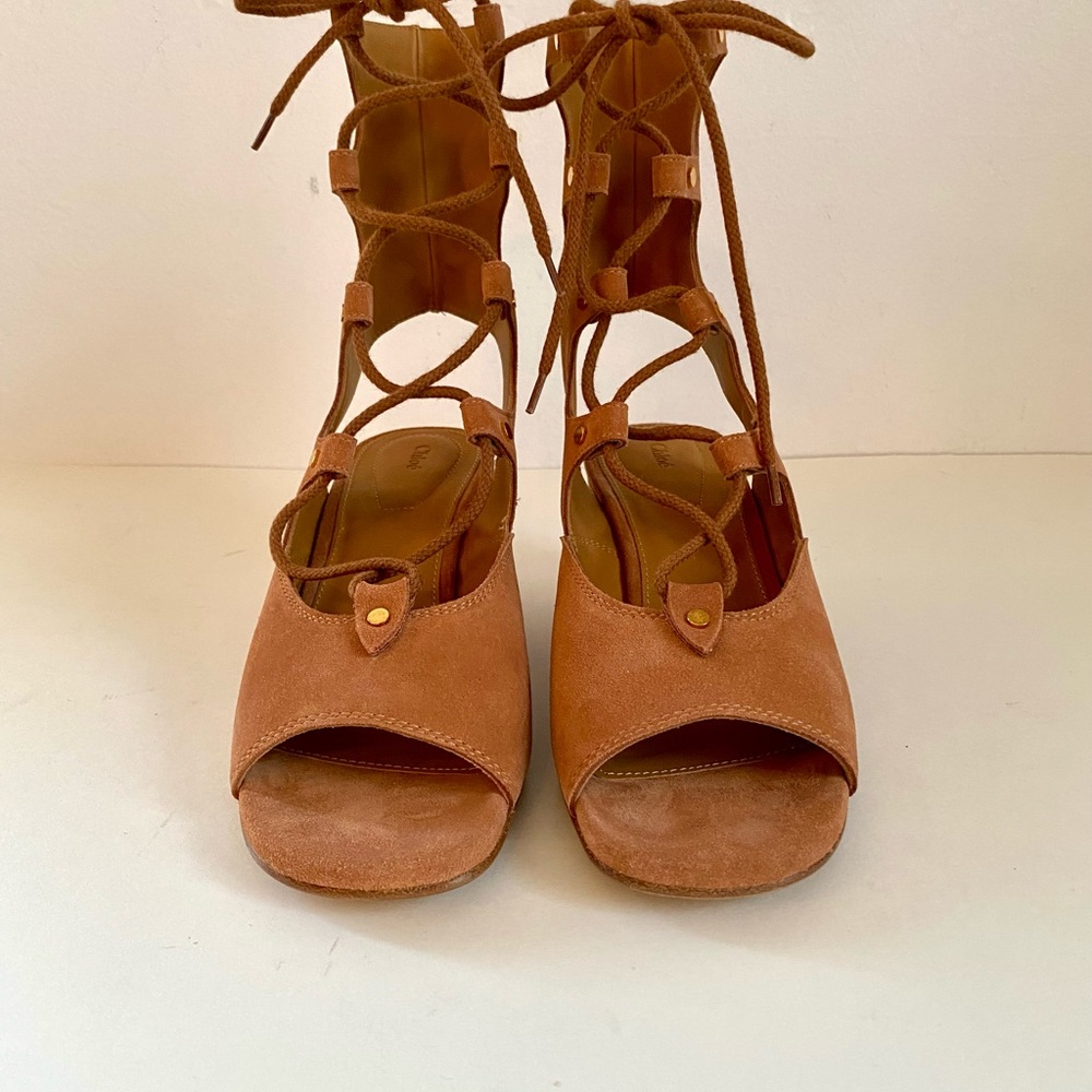 NWT CHLOE TAN SUEDE LACE UP WEDGE RUNWAY GLADIATOR SANDAL - Picture 3 of 16